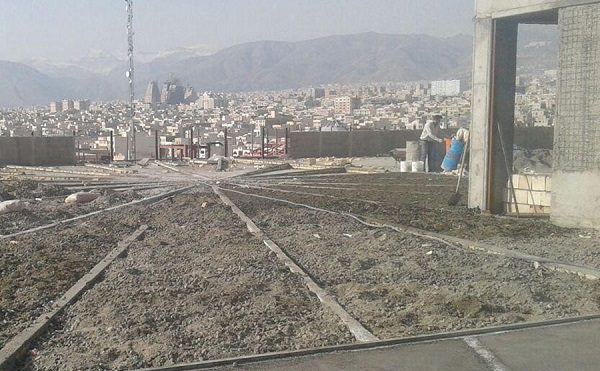 از کاربردهای پوکه معدنی در شیب بندی کف وسقف ساختمان است.