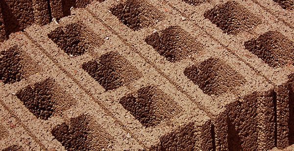 بلوک های بتونی که از پوکه ماسه ای ساخته شده است